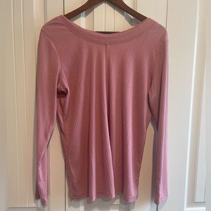 Peach brand rose colored long sleeve ribbed shirt size Large. Cute spring look.